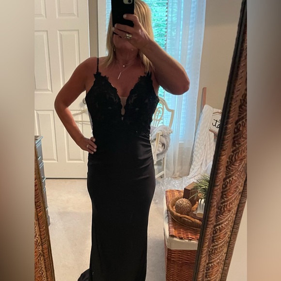 Stunning black dress with very small train. - Picture 7 of 11